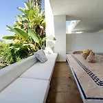 Front-Line Garden Apartment In Palm Beach, Marbella
