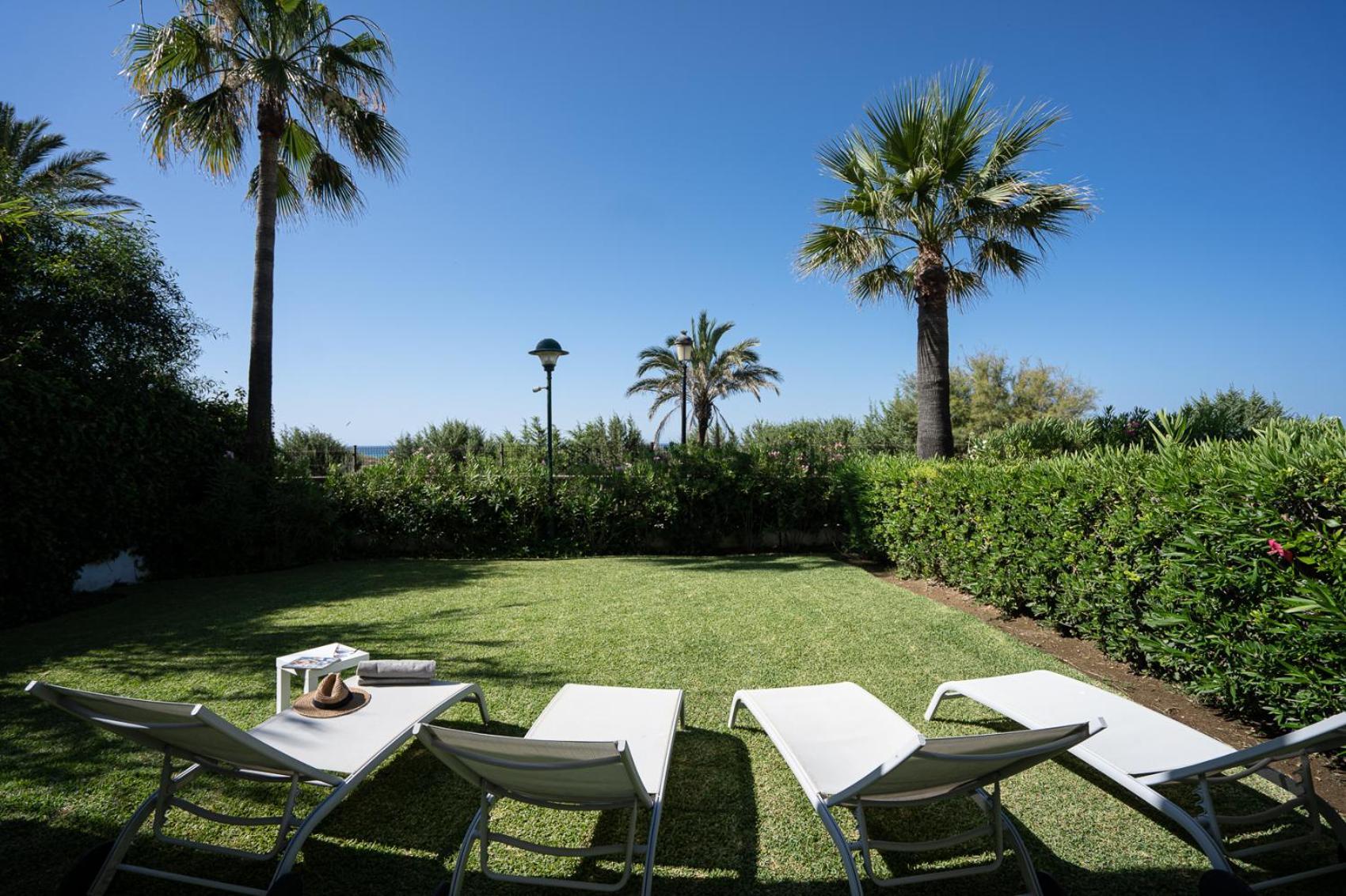Front-line Garden In Palm Beach, * Marbella