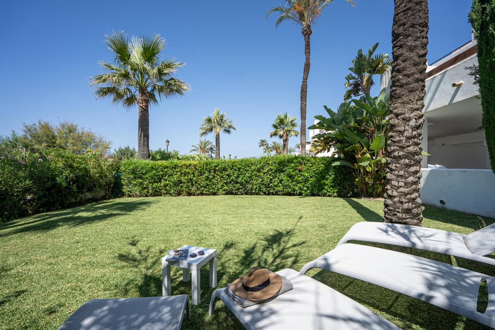 Front-line Garden In Palm Beach, * Marbella